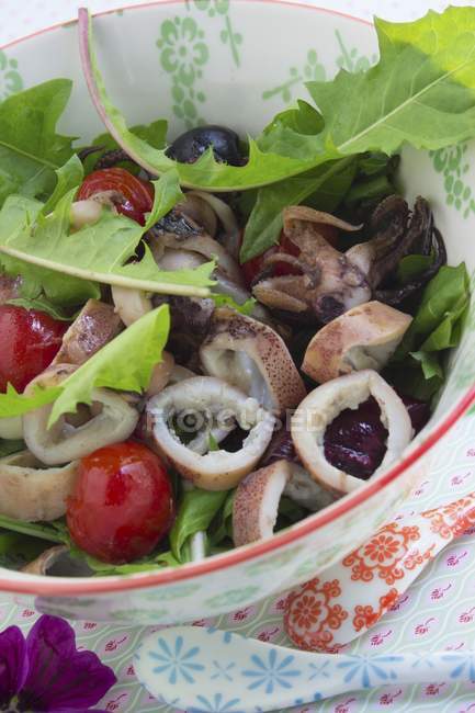 Салат з кальмарами з кульбабами — стокове фото