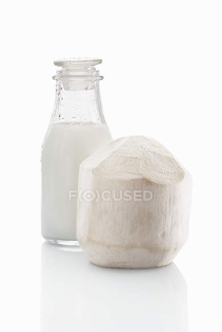 Кокосове молоко в пляшці — стокове фото