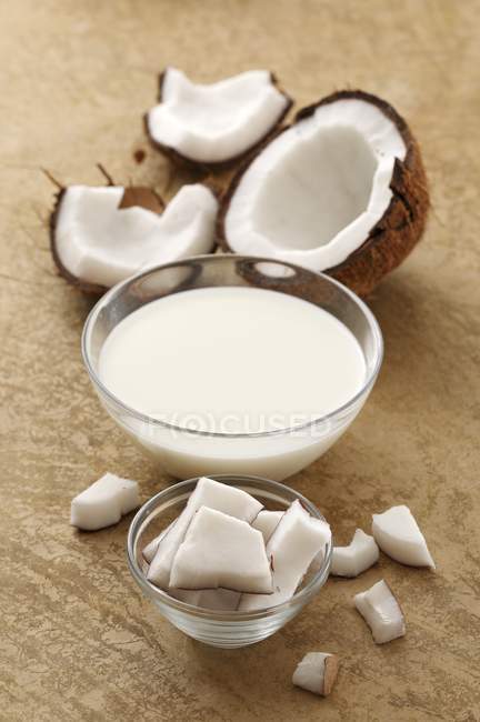 Coconut milk and coconut — Stock Photo