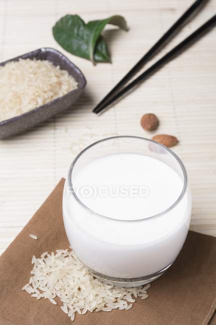 Leche de arroz en la mesa - foto de stock