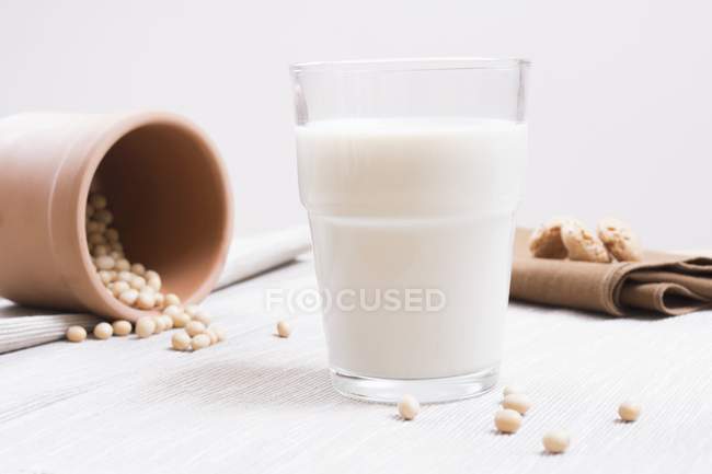 Vaso de leche de soja - foto de stock