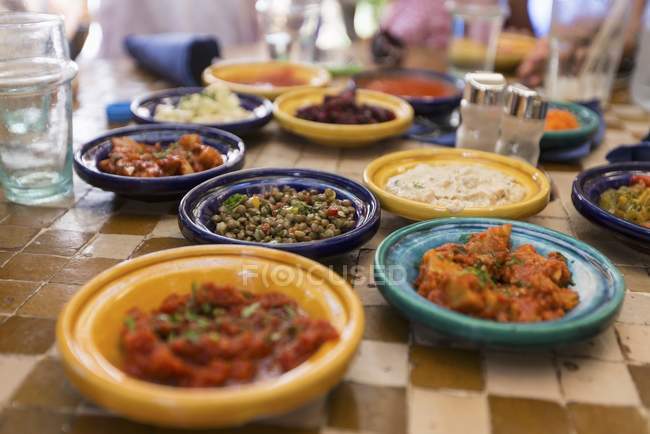Vista sopraelevata di vari piatti in tavola — Foto stock