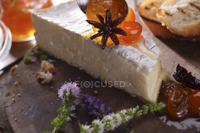 Сыр Бри со звездой аниса — стоковое фото