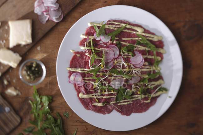 Rindfleisch-Carpaccio mit Radieschen — Stockfoto