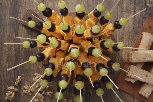 Cheddar cubes and grapes — Stock Photo