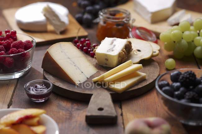 Сырное блюдо с фруктами — стоковое фото