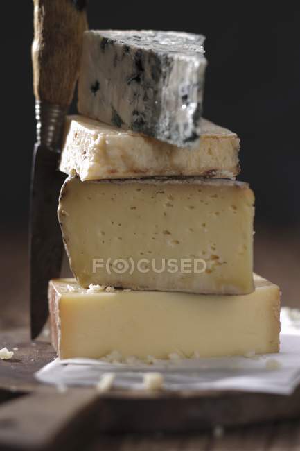 Pila de queso a bordo - foto de stock