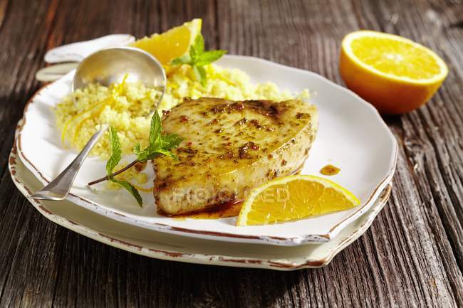 Pesce spada con couscous arancio — Foto stock