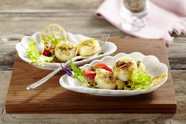 Fried scallops on mixed leaf salads — Stock Photo
