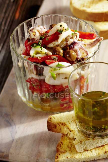 Салат кальмари з соусом з анчоусів — стокове фото