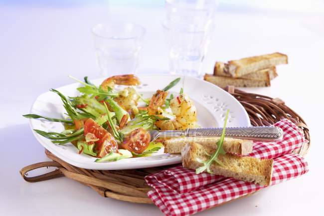 Puntarelle Salat mit Garnelen — Stockfoto