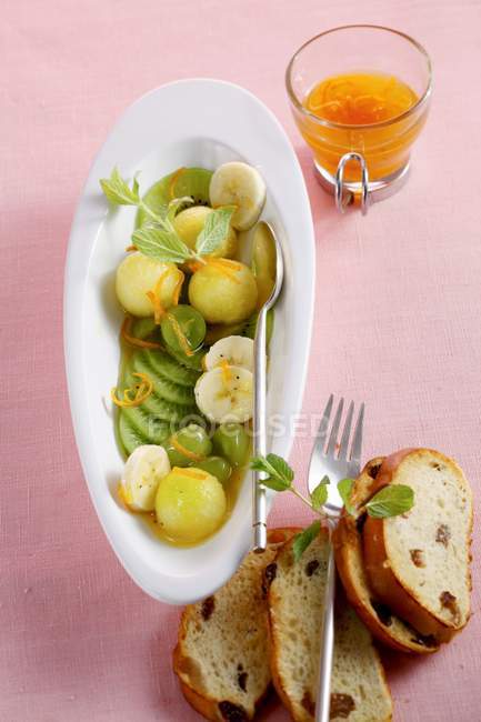 Macedonia di frutta con salsa all'arancia — Foto stock