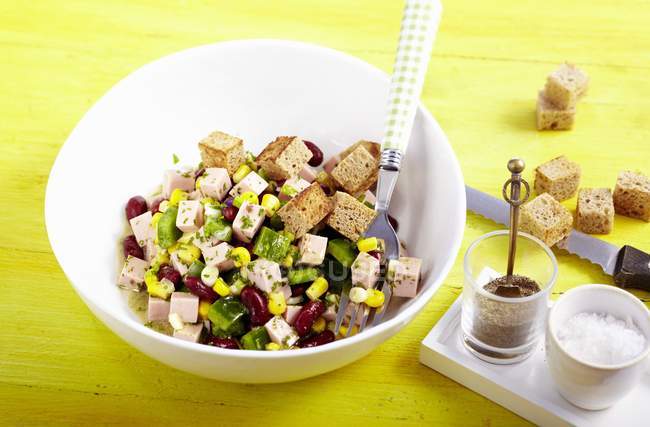 Bean and sausage salad with croutons — Stock Photo