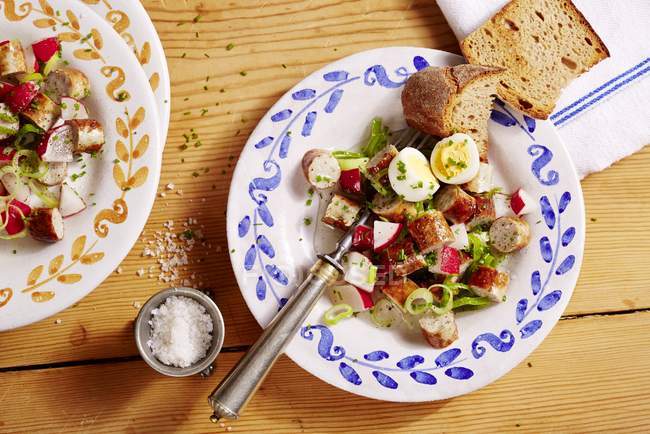 Saladas de salsicha com rabanetes e ovos — Fotografia de Stock
