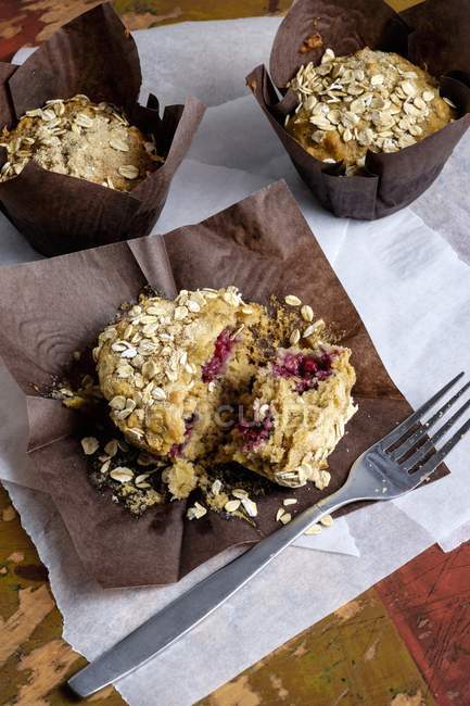 Raspberry muffins with oats — Stock Photo