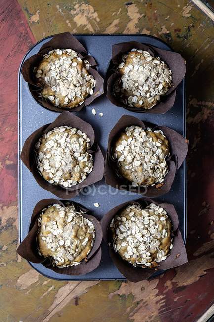 Малиновые кексы с овсянкой — стоковое фото