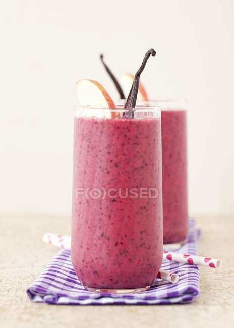 Apple and blackcurrant smoothie — Stock Photo
