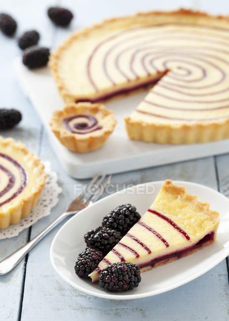 Sliced Blackberry and vanilla tart — Stock Photo