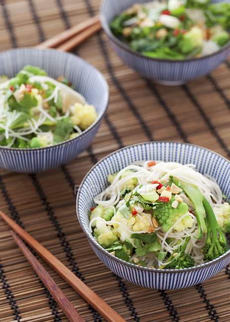 Vegetable noodle salad — Stock Photo