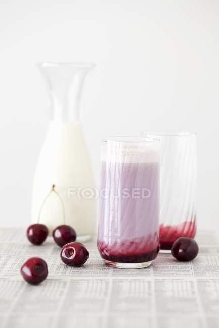 Вишневый молочный коктейль со сливками — стоковое фото
