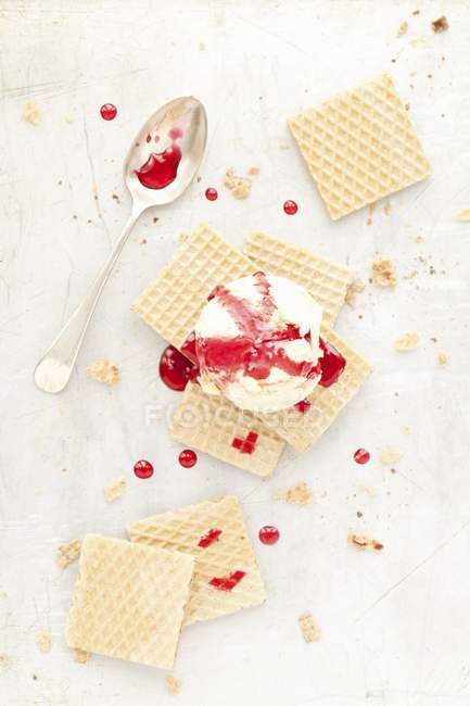 Scoop of ice cream — Stock Photo