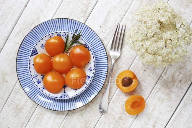 Abricots pochés au romarin — Photo de stock