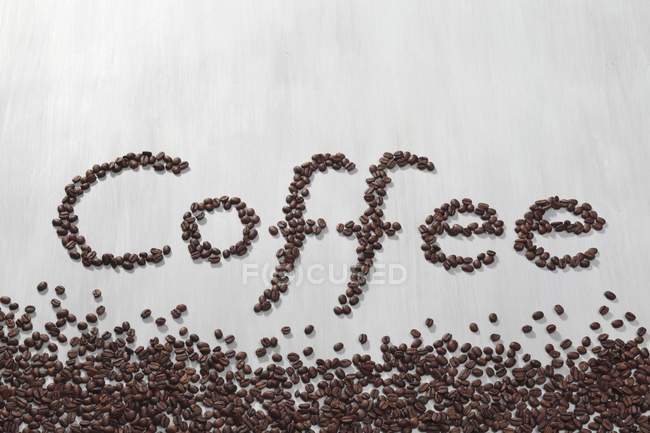 Wort Kaffee mit Bohnen geschrieben — Stockfoto
