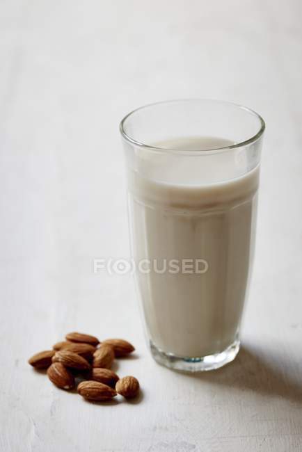 Склянка мигдалевого молока — стокове фото
