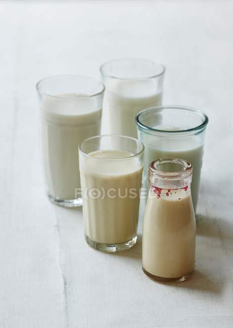 Різні види молока — стокове фото