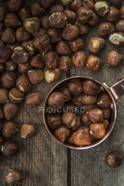 Орехи в медной чашке — стоковое фото