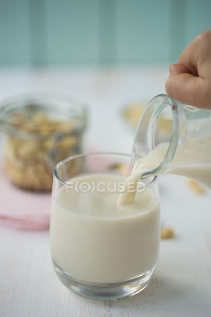 Молоко наливают. — стоковое фото