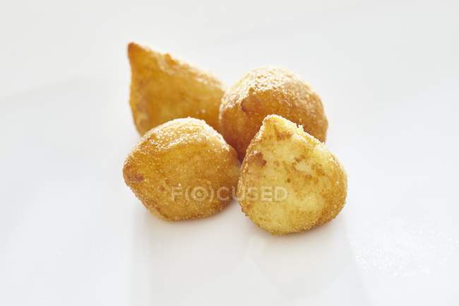 Coixinha - pasteles de patata fritos en la superficie blanca - foto de stock