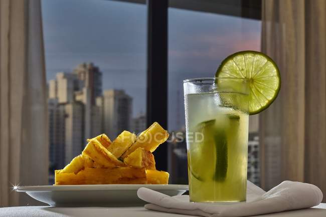 Caipirinha with cassava chips — Stock Photo