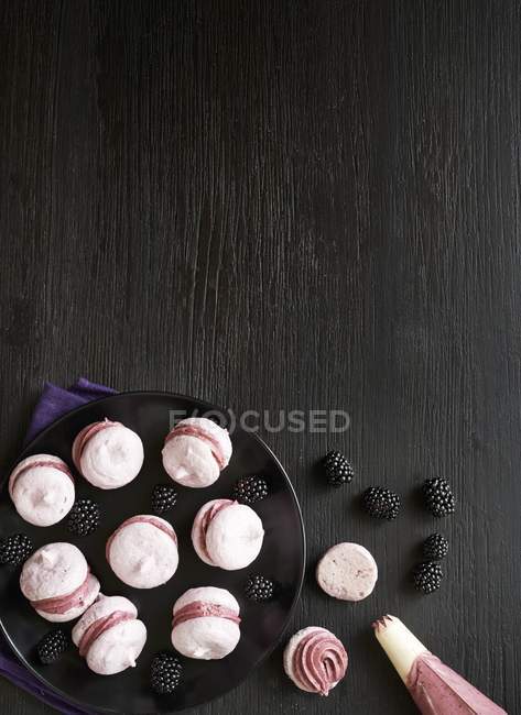 Blackberry meringue cakes — Stock Photo