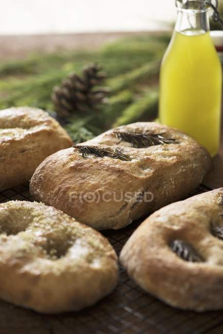 Brot mit Pinienöl gebacken — Stockfoto