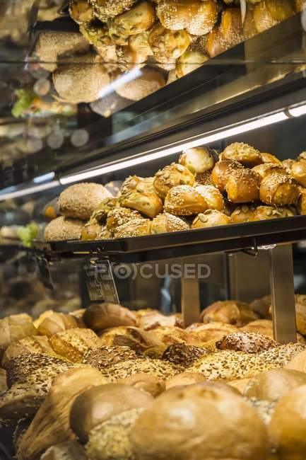 Varios tipos de pan en panadería - foto de stock