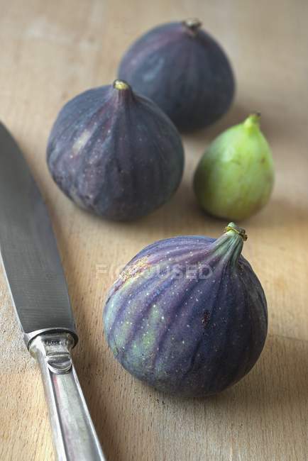 Fresh figs with knife — Stock Photo