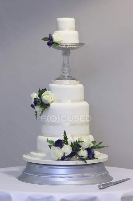 Многоуровневый свадебный торт — стоковое фото