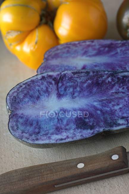 Голубой картофель и ананасовый помидор — стоковое фото