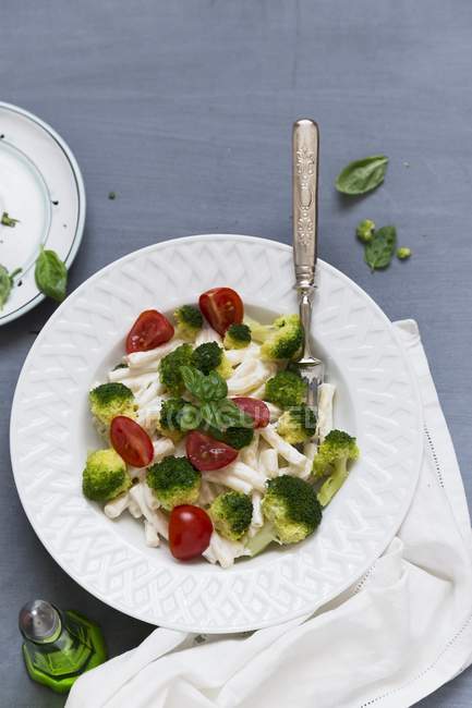 Pasta salad with broccoli — Stock Photo