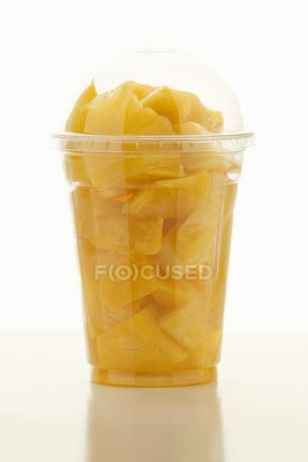 Нарезанный ананас в чашке — стоковое фото