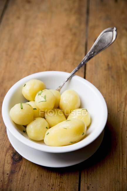 Boiled salted potatoes with herbs — Stock Photo