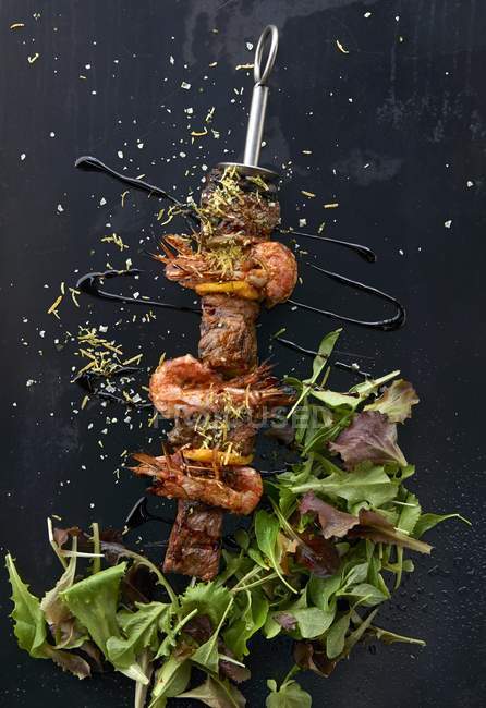 Beef and prawns skewers with salad — Stock Photo