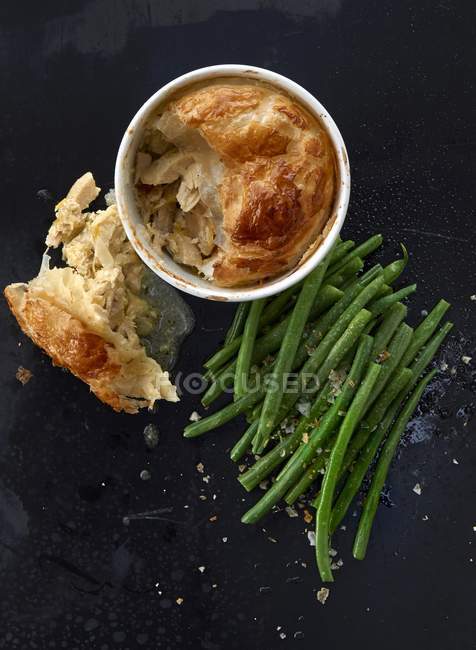 Closeup top view of a chicken pie with green beans — Stock Photo