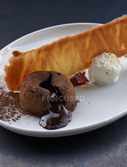 Chocolate cake with liquid core — Stock Photo