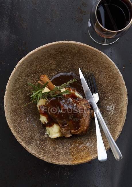 Knuckle of lamb on mashed potatoes — Stock Photo