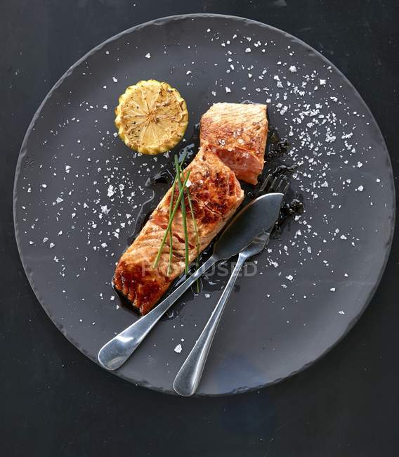 Fried salmon with lemon — Stock Photo