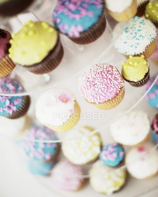 Cupcakes für eine Hochzeit am Kuchenstand — Stockfoto