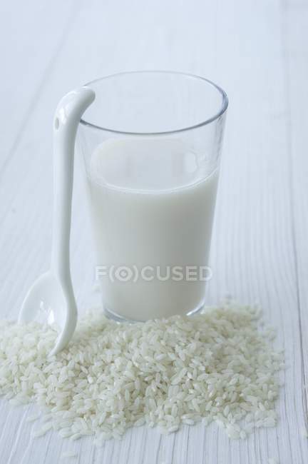 Leche de arroz en vaso - foto de stock