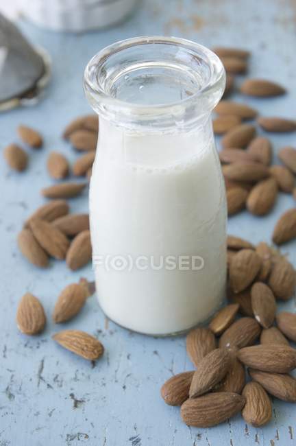 Бутылка миндального молока — стоковое фото